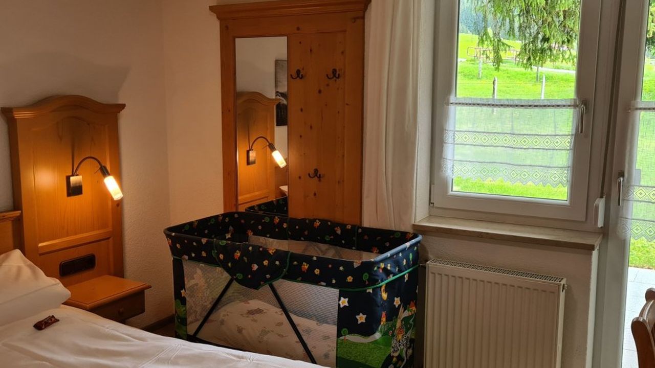 Schlafzimmer mit Zustellbett, Terrassenzugang Haus Hedwig 3 Schlafzimmer mit Zustellbett, Terrassenzugang Haus Hedwig 3